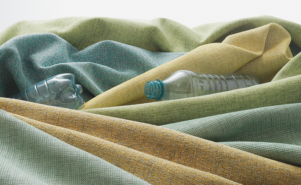 Stoff mit Plastikflasche